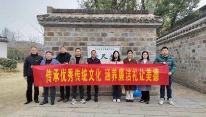 团寿县县委、周岗村党支部赴桐城六尺巷开展主题党日活动