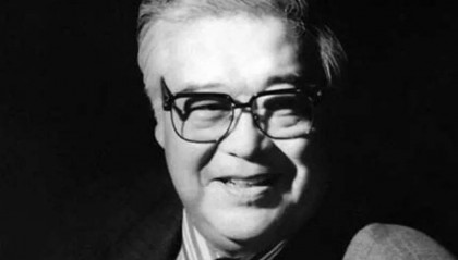 受中央领导同志委托，中宣部副部长、中央广播电视总台台长慎海雄一行，前往北京电影制片厂，深切悼念于洋同志