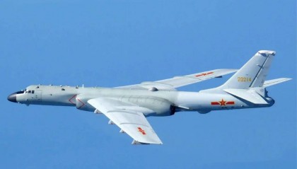 央媒曝重大新闻，轰6K打爆靶船，美航母火速开溜，害怕了？