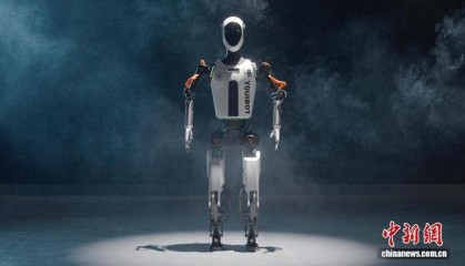 人形机器人“凌枢”在合肥发布 可实现跨场景集群作业