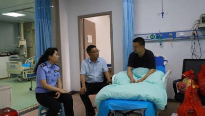 派出所副所长跳河救人，与落水女子被激流冲走2公里后获救！本人讲述：曾多次将她拖离危险区域
