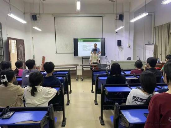 贺州市职业教育发展中心教师李柱乐荣获“贺州工匠”称号