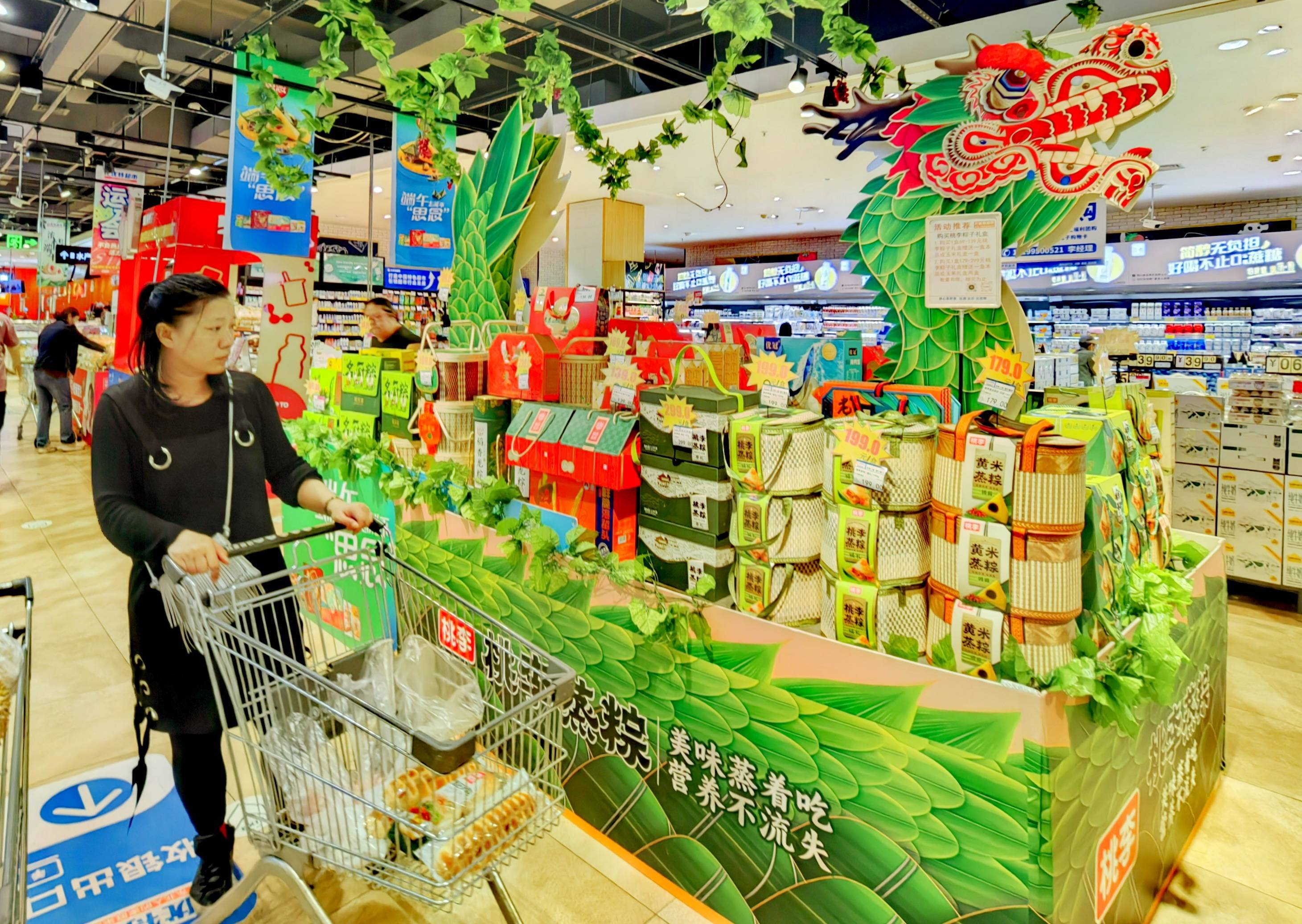 哈尔滨：粽子飘香引客买 商场装饰迎端午