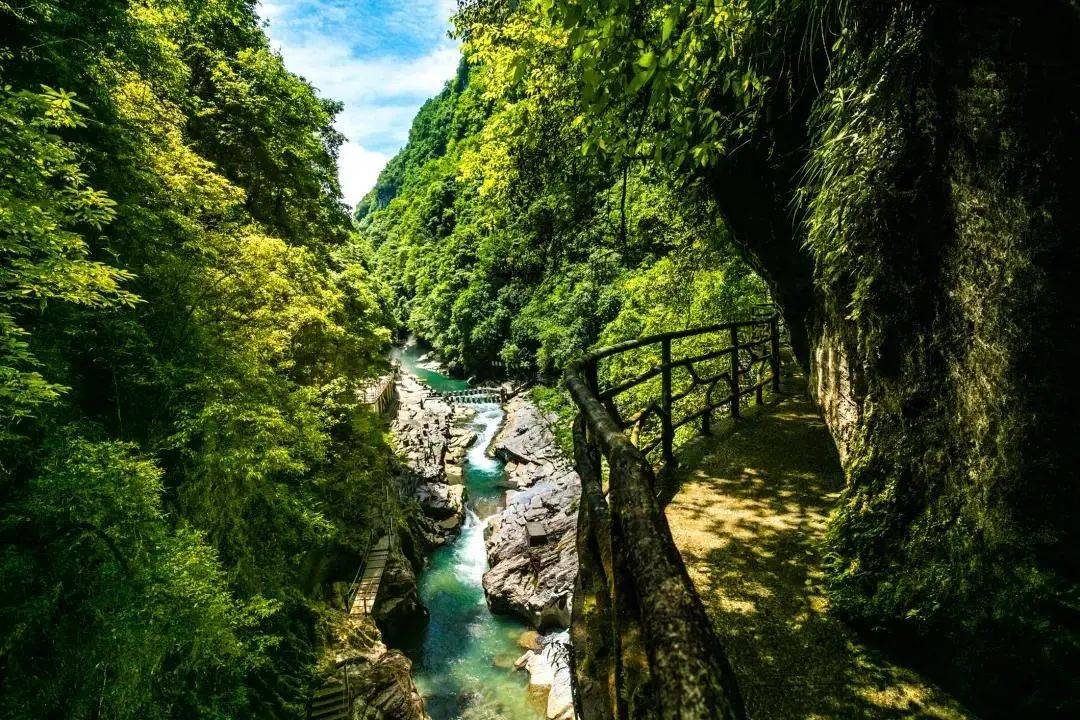 【地道恩施·逐影周末】3天2晚速游恩施山水人文丨屏山峡谷青山碧水+恩施大峡谷绝壁景观两大精华IP，一网打尽·不留遗憾