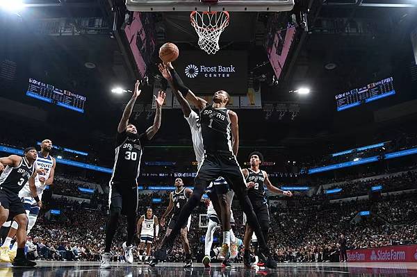 NBA季后赛｜马刺赢下天王山，文班亚马尽显篮球天赋